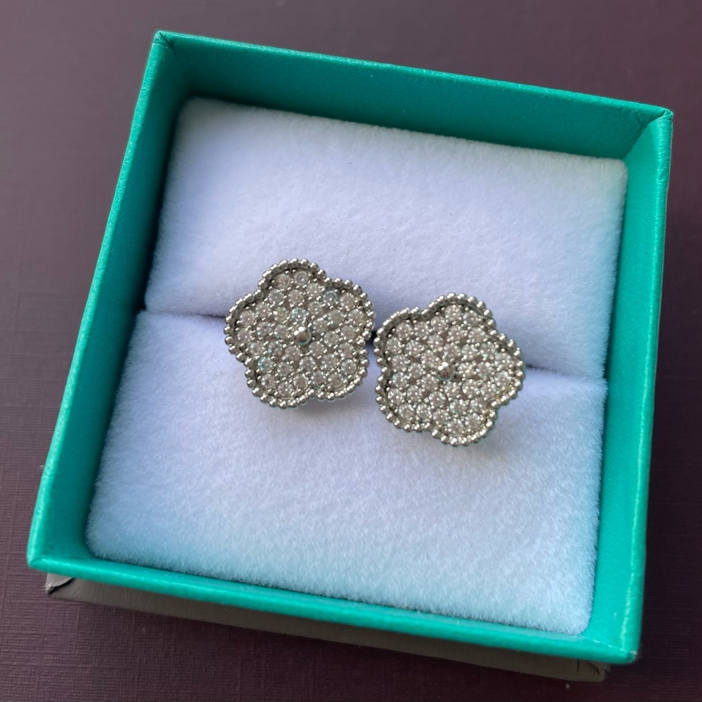 Brand New Elegant Silver Flower Stud Earrings
